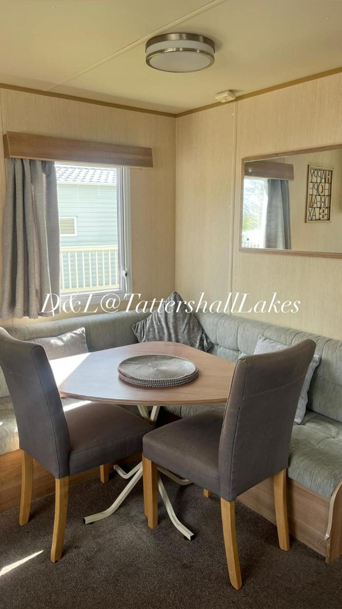Lakes 8berth Caravan Break With Hottub Holiday home Tattershall