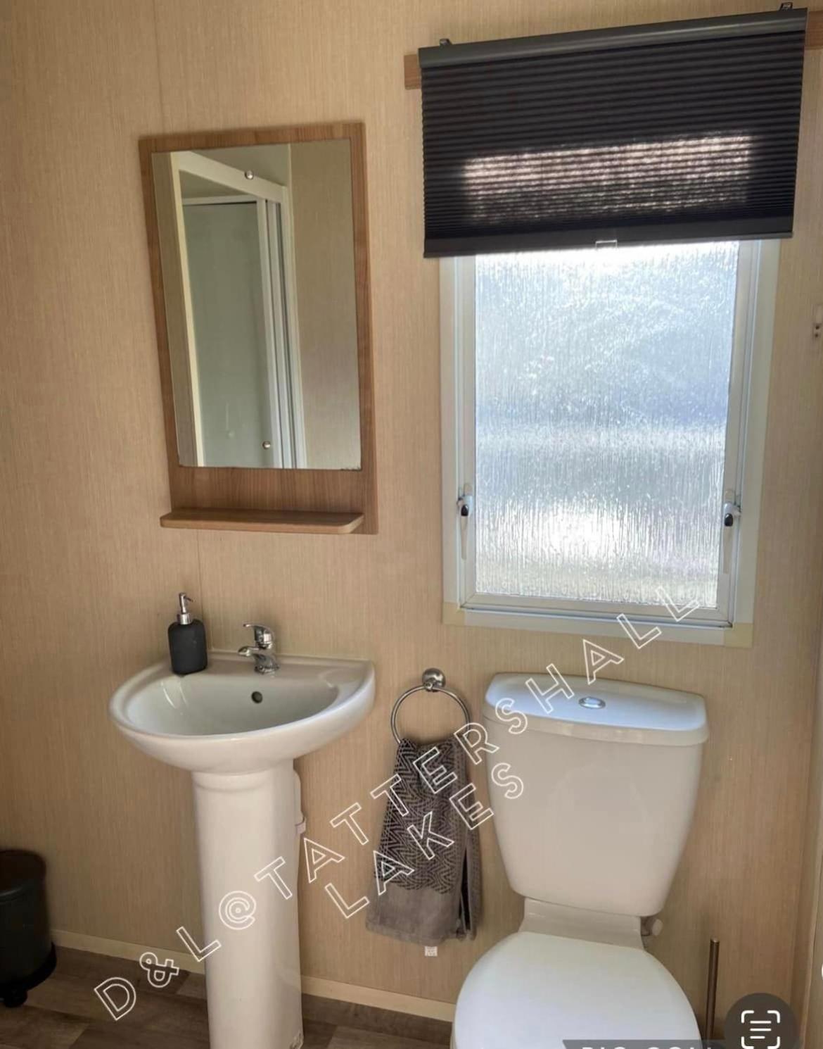 Lakes 8berth Caravan Break With Hottub Holiday home Tattershall