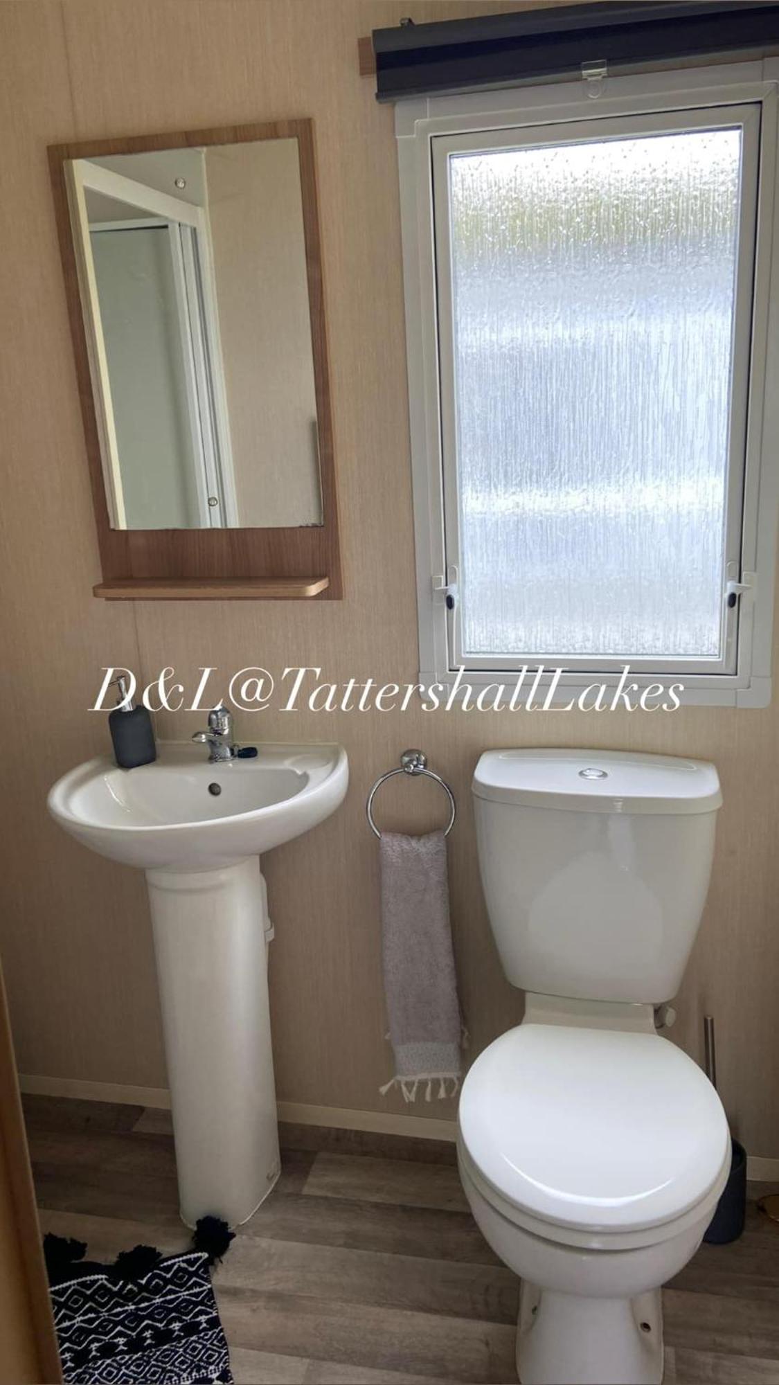 Lakes 8berth Caravan Break With Hottub