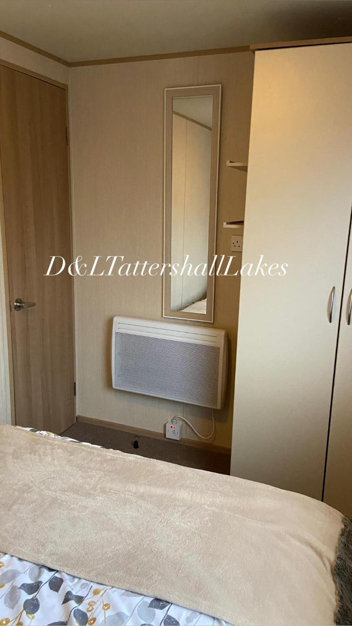 Lakes 8berth Caravan Break With Hottub Holiday home Tattershall