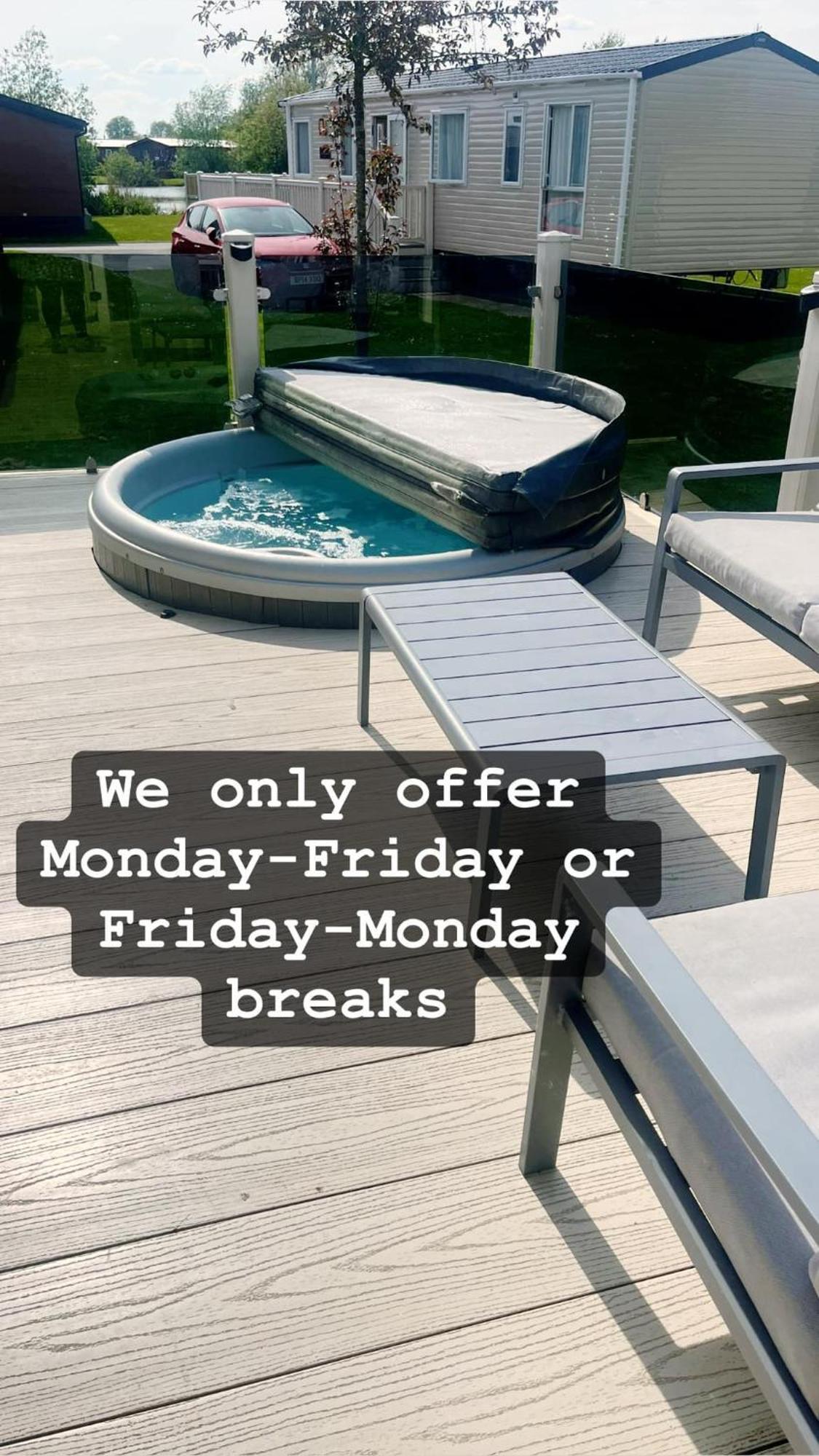Lakes 8berth Caravan Break With Hottub Holiday home *
